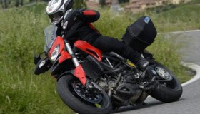 Ducati Hyperstrada: fun-bike nel cuore, ma in abiti da turismo