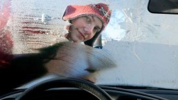 Parabrezza dell’auto ghiacciato: non fare mai questo gesto