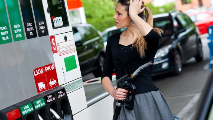Benzina sempre più cara: far viaggiare le auto costa più che comprarle