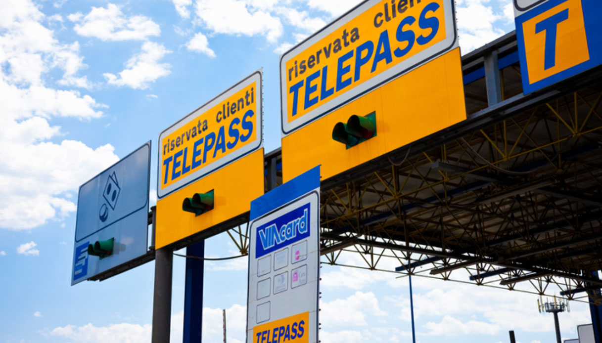 La rivoluzione di Telepass: con la nuova app si pagano taxi, multe e benzina
