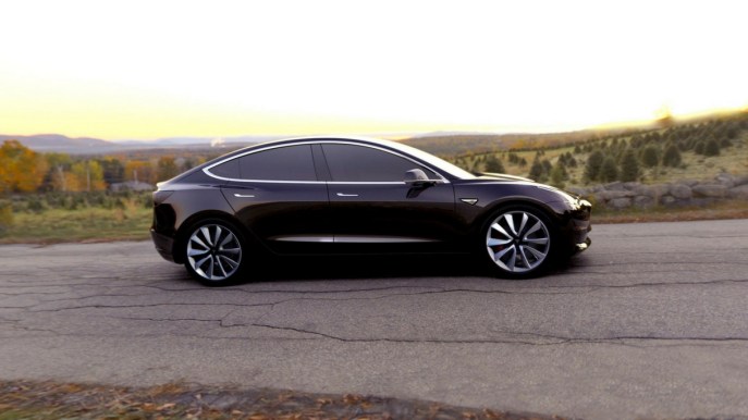 La Tesla 3 è un buco nero di denaro e Musk ammette: “Siamo stati presuntuosi”