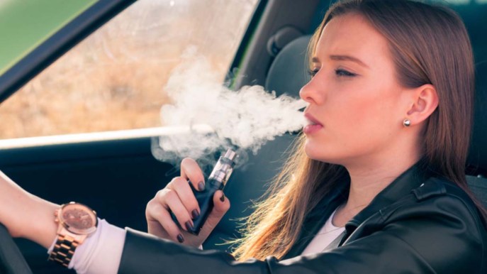 Usare le sigarette elettroniche alla guida potrebbe farvi prendere una multa