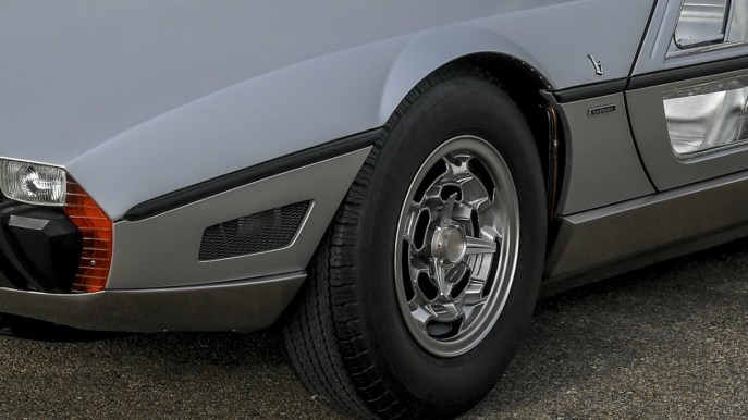 Un’auto storica: la Lamborghini con le portiere di cristallo
