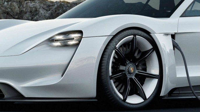 Porsche celebra 70 anni e presenta Taycan, la prima full electric