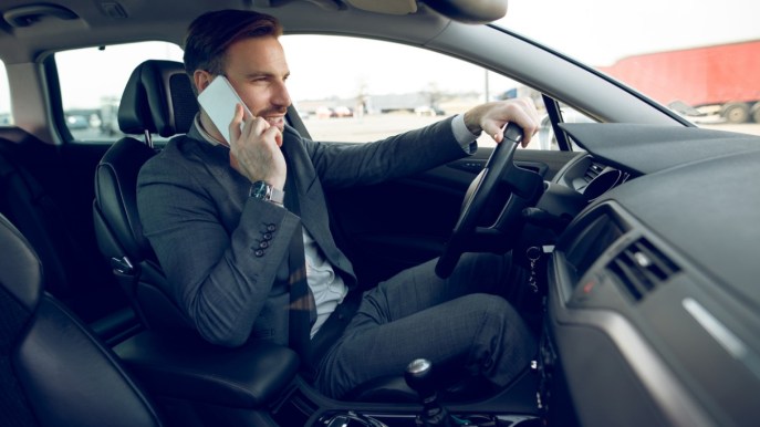 I nuovi segnali stradali intelligenti capiscono se usi il telefonino mentre guidi
