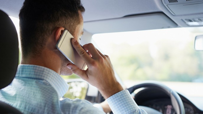 La nuova bufala su WhatsApp: “Ritiro della patente per chi usa il cellulare alla guida”