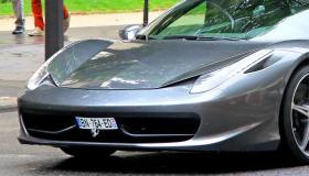 Ferrari: prototipo ibrido nel traffico di Maranello