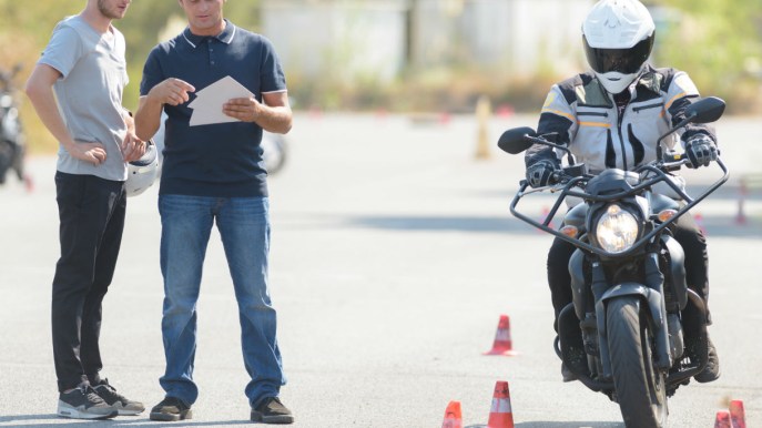 Patente di guida per le moto: così cambia la prova pratica