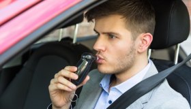 Sicurezza alla guida: ora Google Assistant potrà fare l’alcol test