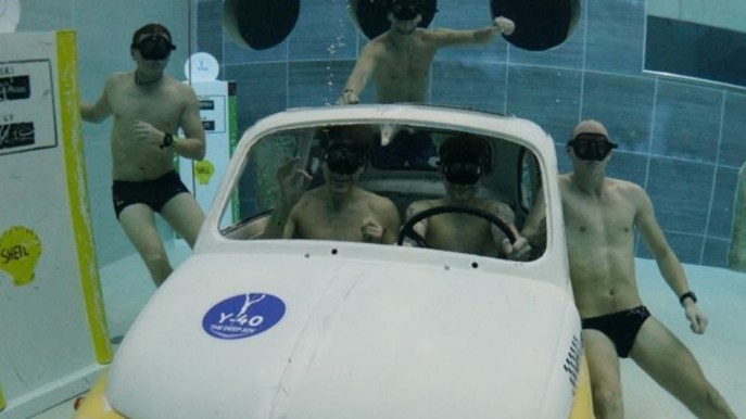 Fiat 500 e Vespa immerse nella piscina più profonda del mondo