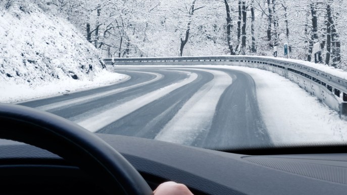 Come guidare sulla strada ghiacciata in sicurezza