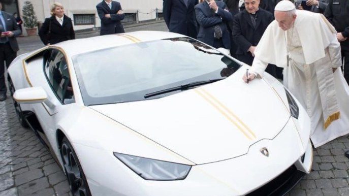 Ecco la Lamborghini Huracan autografata da Papa Francesco