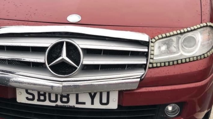 Guidatore spaccia la sua Megane da 1.200 euro per una Mercedes