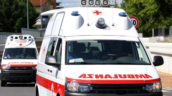 L’ambulanza spegne la musica dei veicoli vicini che non sentono la sirena