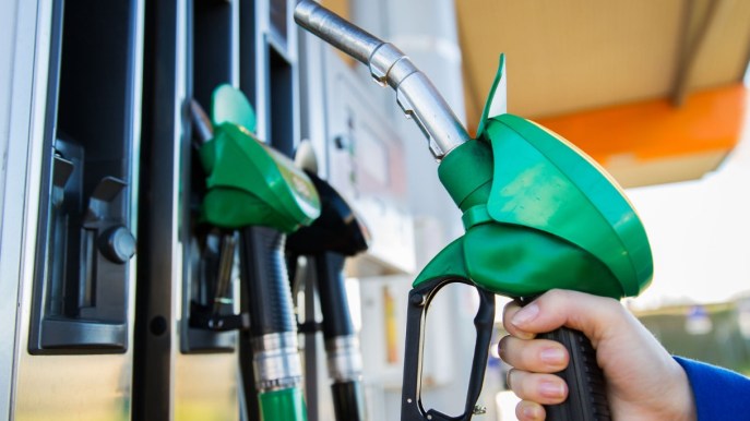 Prezzi del carburante in discesa in Italia