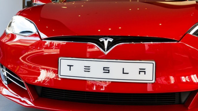 Tesla e guida autonoma: bastano tre adesivi per provocare un incidente