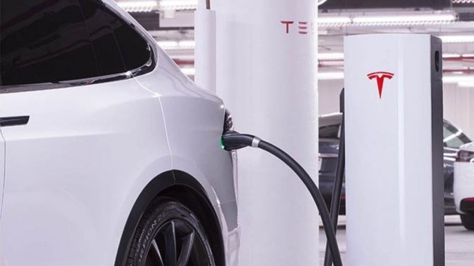 Tesla: le stazioni Supercharger riducono la ricarica delle auto