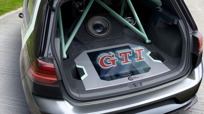 Volkswagen Golf GTI Aurora, l’auto del futuro con ologramma a bordo