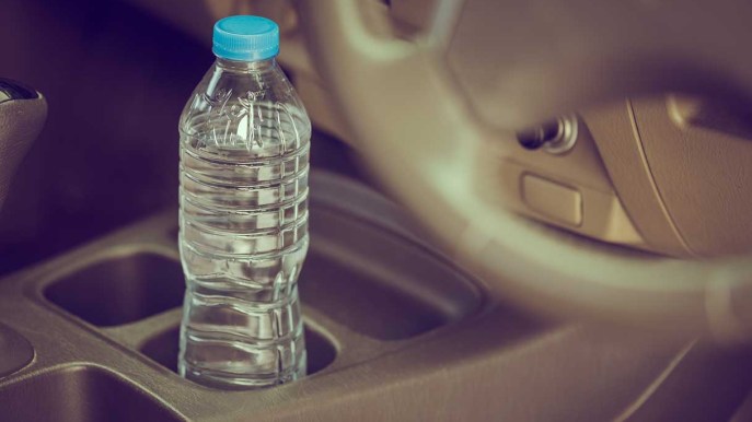 Bottigliette di plastica in auto: tra pericoli reali e fake news
