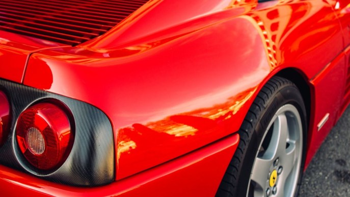 Ferrari 348 affascina ancora dopo 30 anni di storia