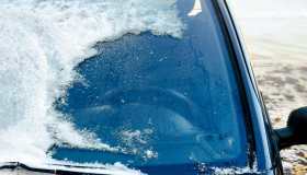 Come togliere velocemente il ghiaccio dal vetro della vostra auto