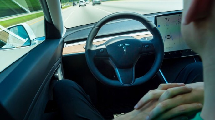 La prima autoscuola in Italia che usa una Tesla a guida autonoma