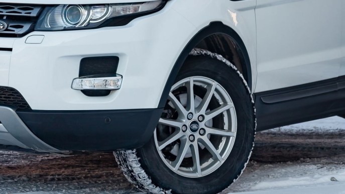 Jaguar Land Rover, i suv di successo sfrecciano sulla neve