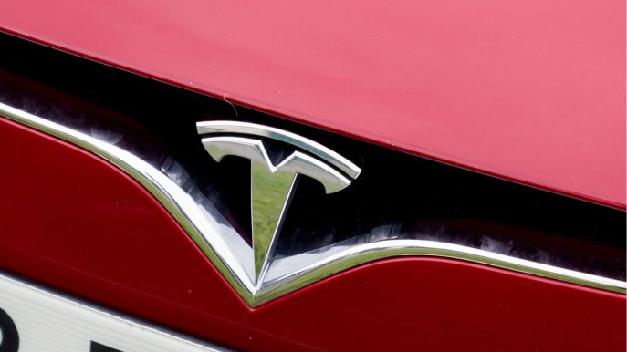 Tesla, consegne ‘contactless’ e produzione sospesa