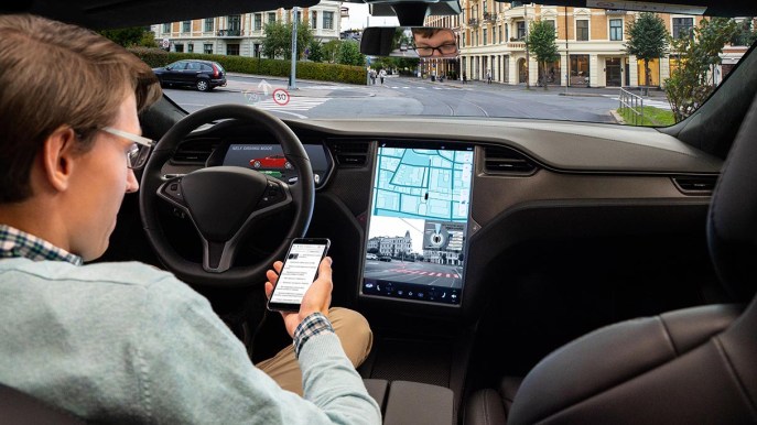 Le ultime novità di Tesla per la guida autonoma
