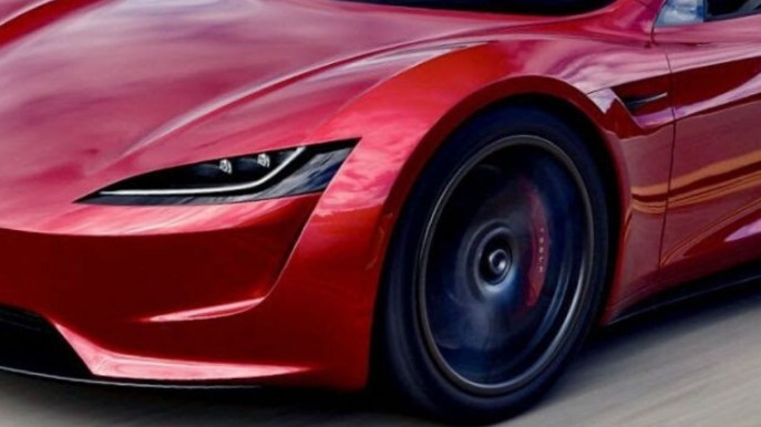 Tesla, nel 2021 l’auto più veloce: è spinta dai razzi