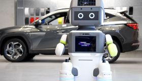 Si chiama DAL-e, il primo robot Hyundai che vende le auto nelle concessionarie