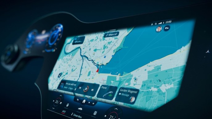Mercedes presenta l’MBUX Hyperscreen: il cinema in auto