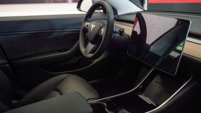 Folle gesto della star di TikTok, dorme mentre la Tesla viaggia in Autopilot
