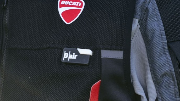 Ducati presenta il gilet intelligente con l’airbag