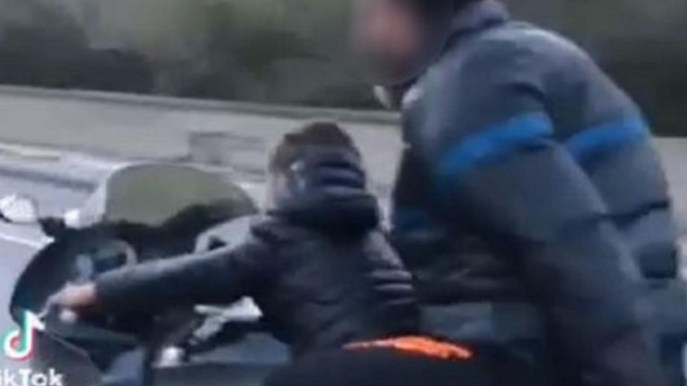 Bimbo di 8 anni guida moto senza casco: multato amico di famiglia