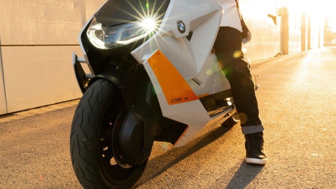 BMW CE 04, sta per entrare in produzione il nuovo scooter elettrico
