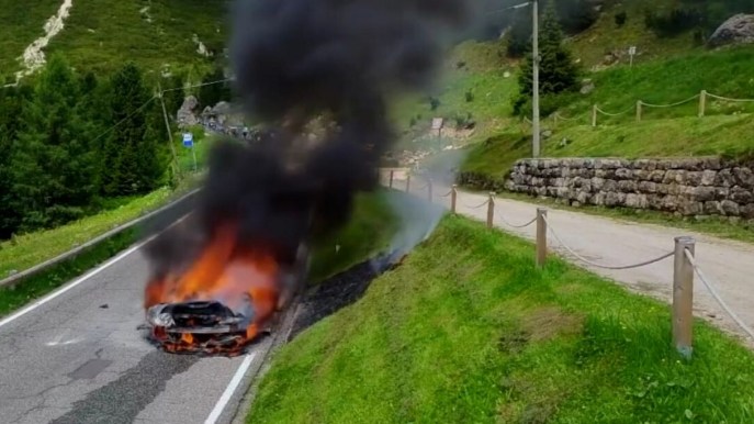 In fiamme sul Passo Pordoi una McLaren da 170mila euro