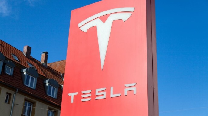 Ripara da solo una Tesla con 700 euro, in officina ne volevano 16mila