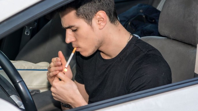 Buco di sigaretta sul sedile dell’auto: cosa fare