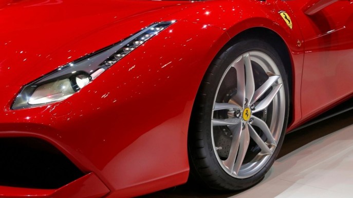 A 11 anni guida una Ferrari: il video di denuncia sui social