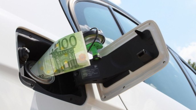 Pieno di benzina: quanto spende un italiano