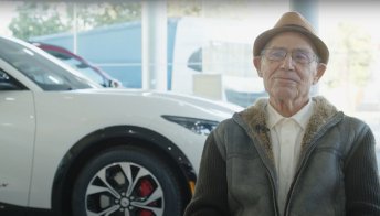 A 87 anni si compra una Ford Mustang elettrica
