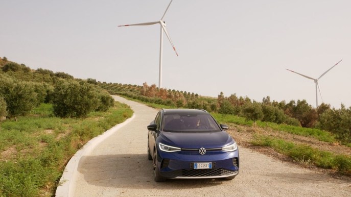 Attraversano l’Italia con un’auto elettrica caricata solo da fonti rinnovabili