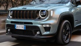 Jeep, nuove versioni full-hybrid per Renegade e Compass