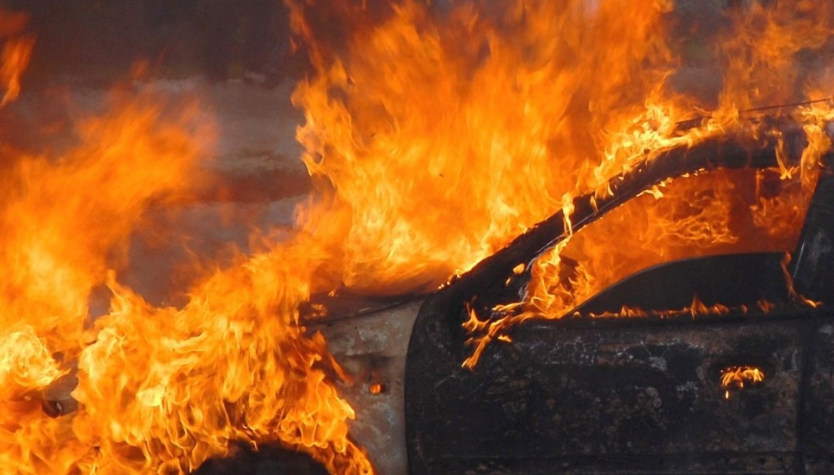 Tesla Model S esplode 2 | Dealer On Fire