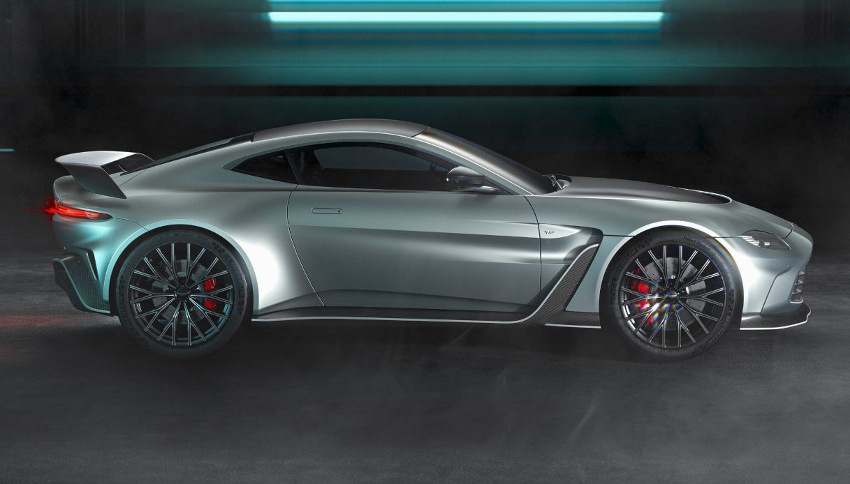 La nuova Aston Martin V12 Vantage