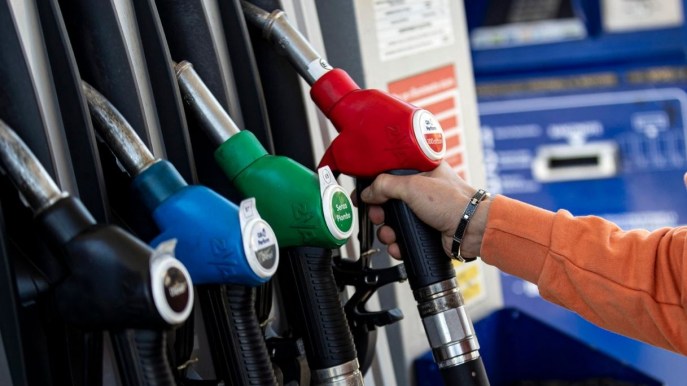Cala il prezzo del carburante: approvato il decreto