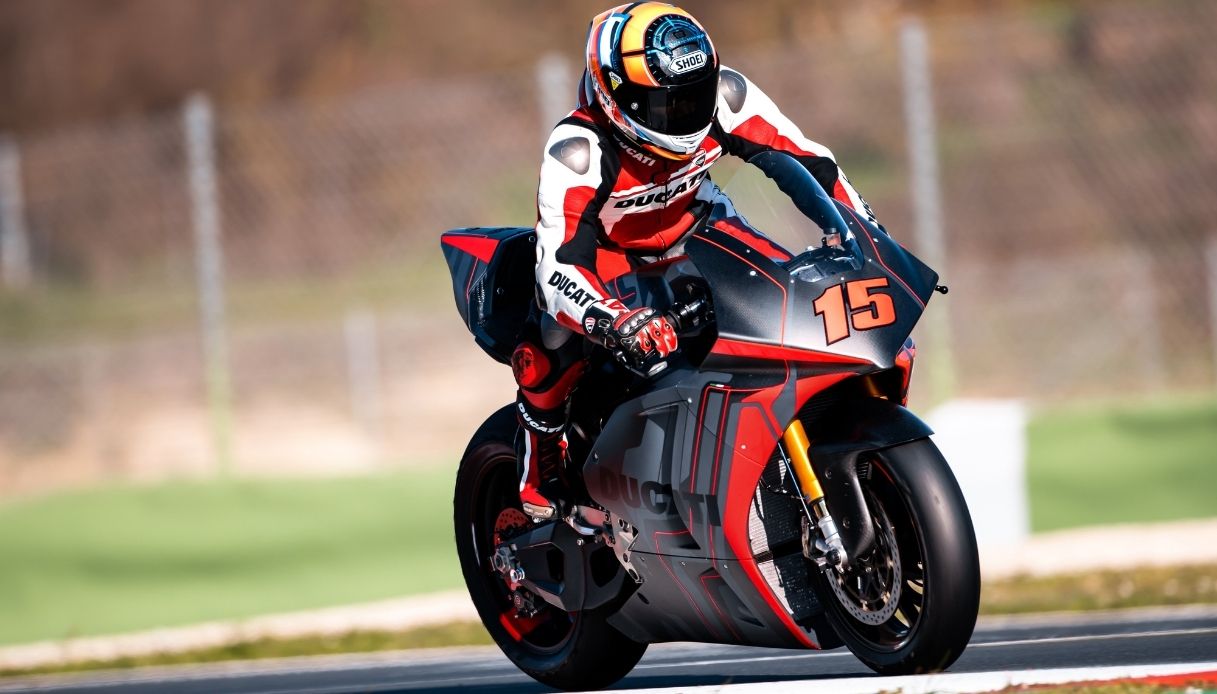I primi test su pista di Ducati MotoE