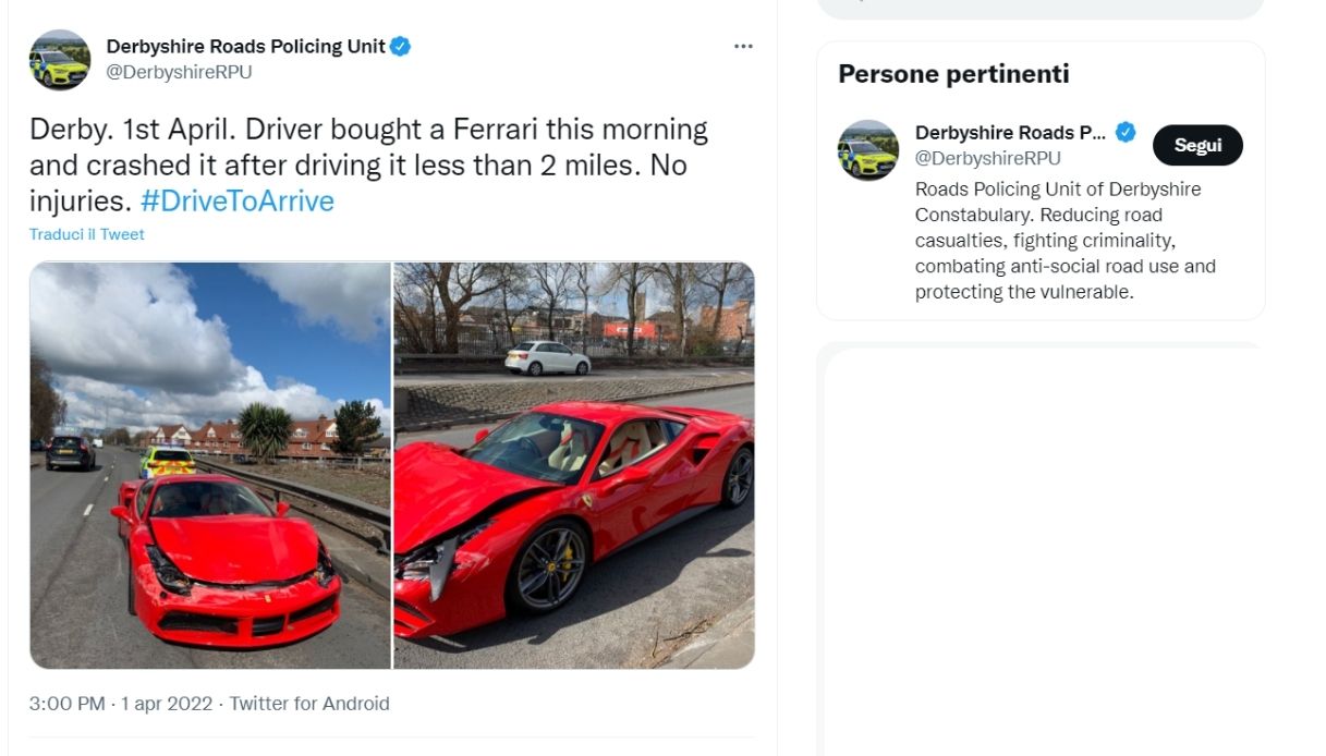 Ferrari si schianta