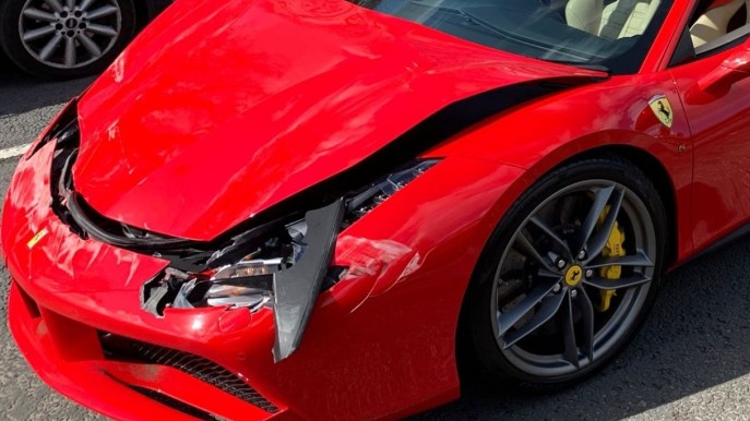 Compra una Ferrari da 300mila euro: si schianta dopo 3 km